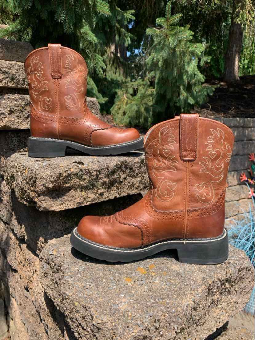 Brown leather western boot with intricate stitching, round toe, and stacked heel, size 7.5.