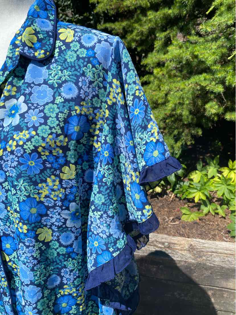 Blue floral patterned felt poncho with collar and wide sleeves in size XL.