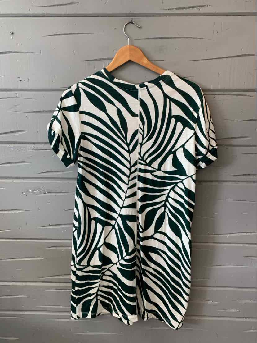 Green and white botanical print short-sleeve dress with a relaxed fit and round neckline.