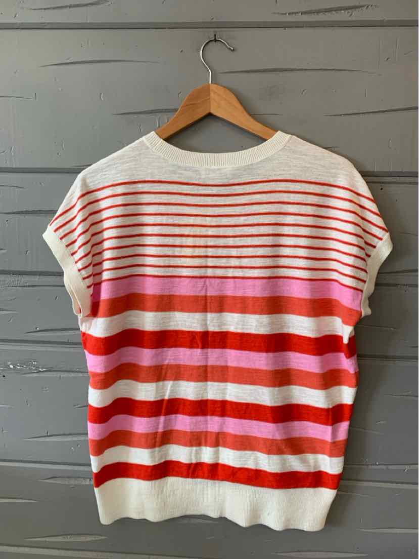 White knit short-sleeve top with horizontal stripes in red and pink shades, loose fit.
