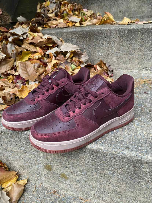 W NIKE BURG Size 6.5 SNEAKER