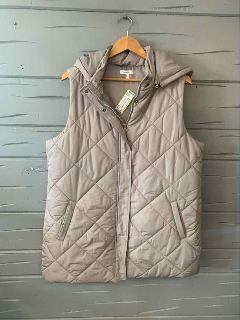 Taupe quilted sleeveless vest with front zipper and side pockets, size 1X.