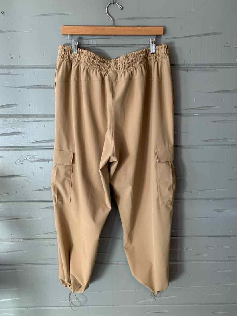 W UNDER ARMOUR TAN Size XL AW