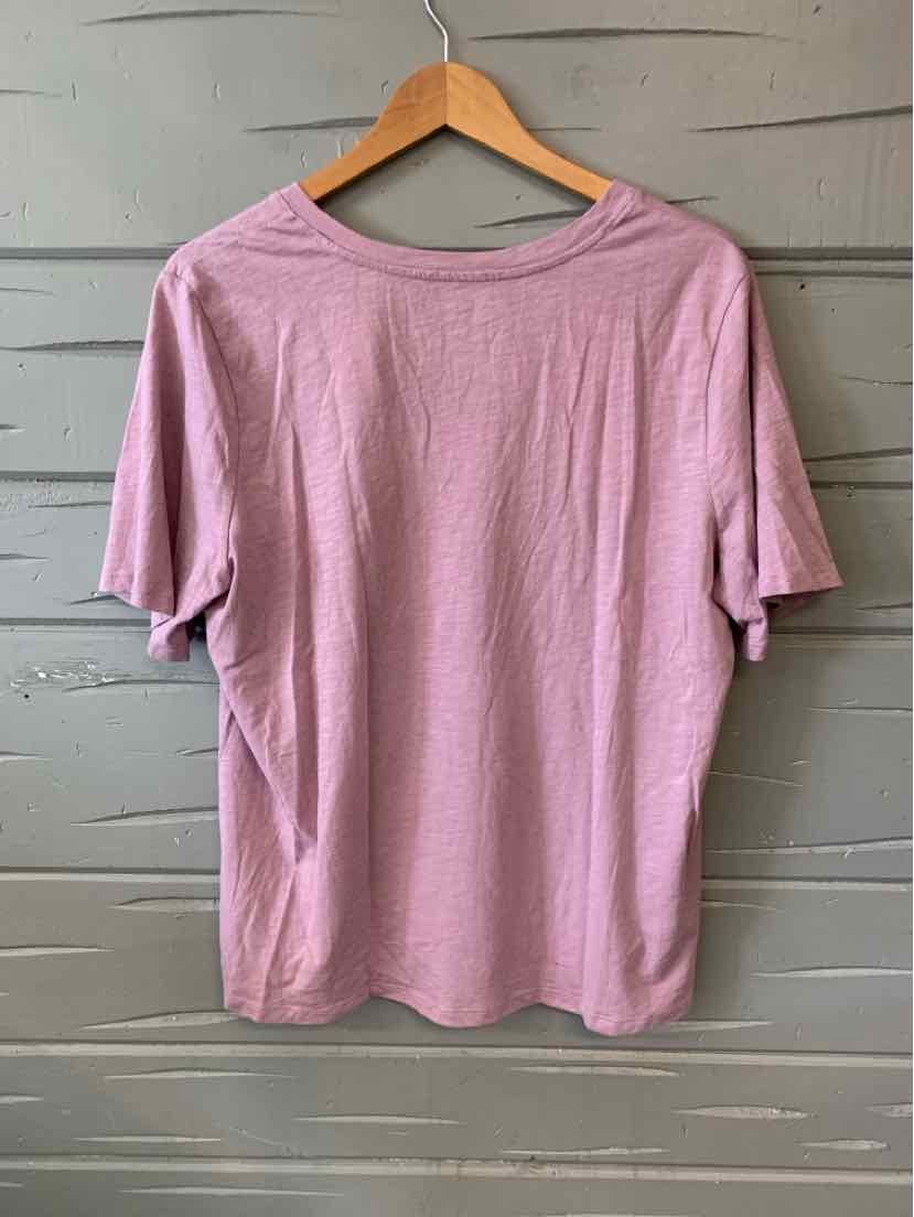 Mauve short-sleeve t-shirt in size XL with a relaxed fit hanging on a wooden hanger.