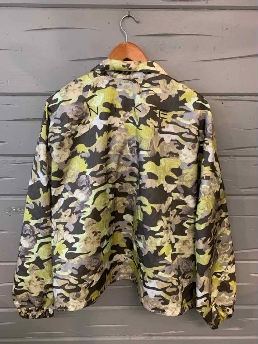 Women's Nike camo jacket in green and beige tones, size XXL, lightweight fabric with buttoned cuffs and back vents.