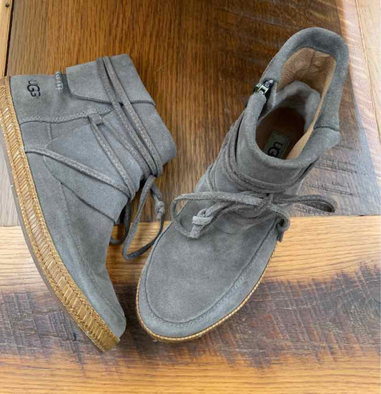 W UGG BR Size 6 BOOT