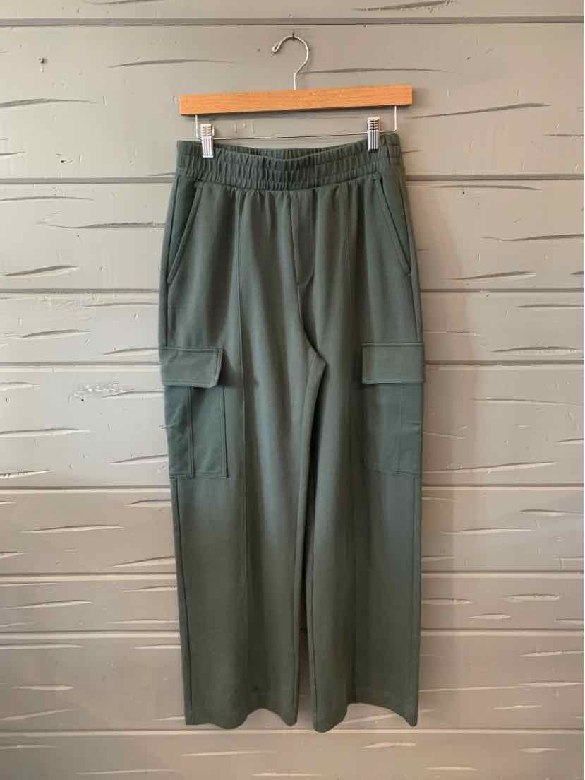 Olive green cargo pants with elastic waistband and side pockets, relaxed fit, medium size.