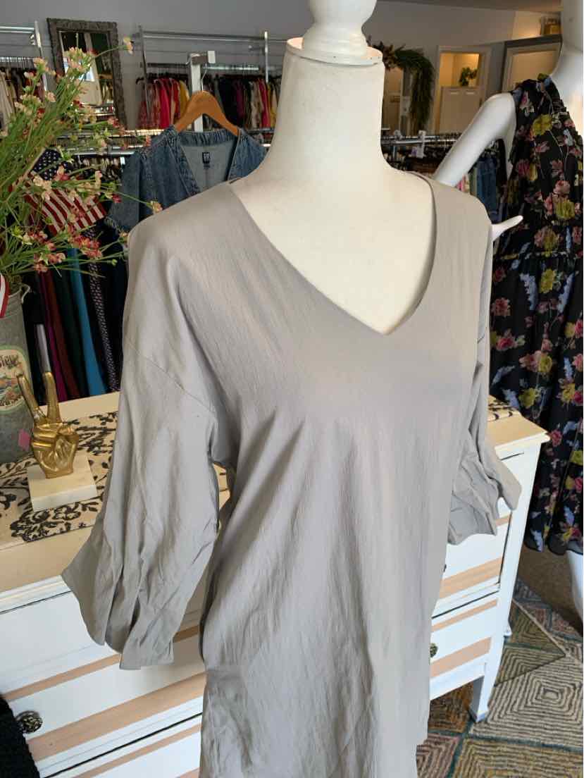 Light gray V-neck dress with three-quarter puff sleeves and a relaxed fit on a mannequin.