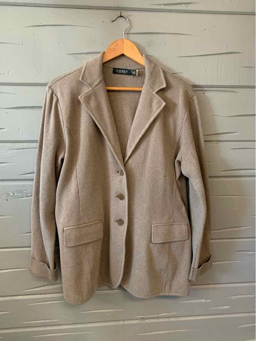 Beige knit blazer with notch lapels, three-button front, and two front flap pockets in size XL.