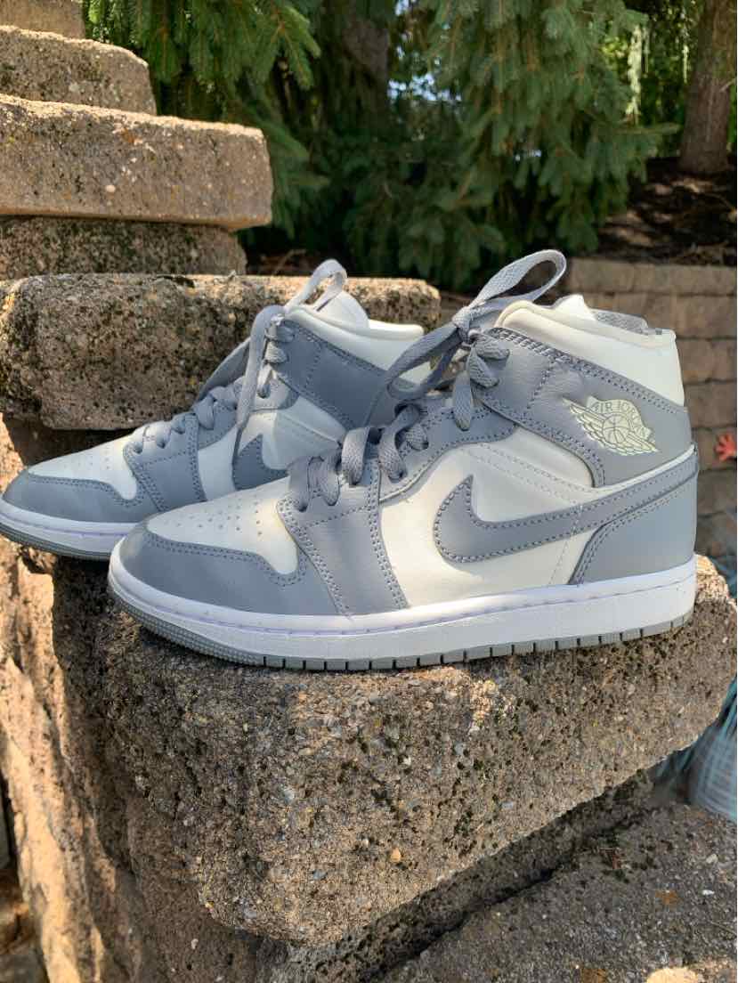 Light gray and white high-top Nike sneakers with leather upper and white rubber sole, size 6.5.