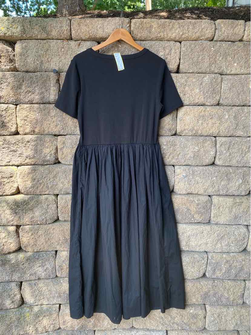 Black short-sleeve midi dress with gathered waist and round neckline, size XL.