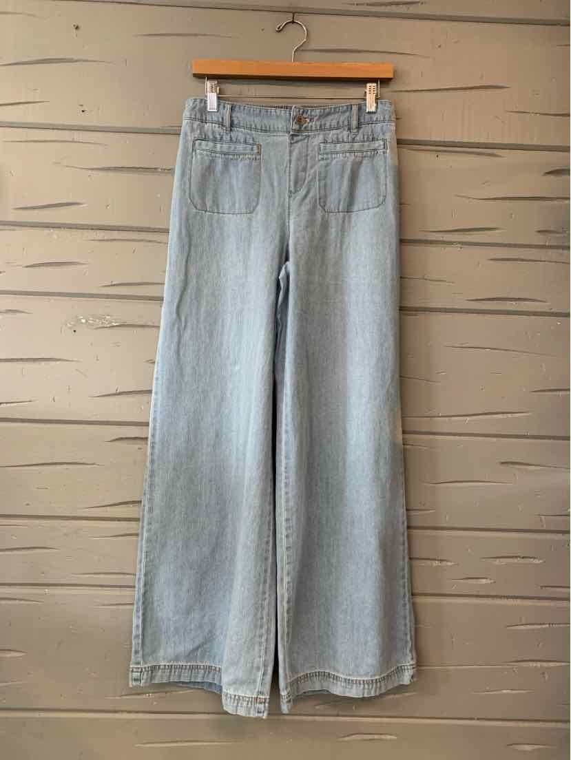 Light-wash gray wide-leg jeans with a high waist, front pockets, and full-length hems.