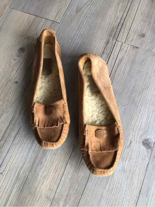 W UGG TAN Size 7 SHOE