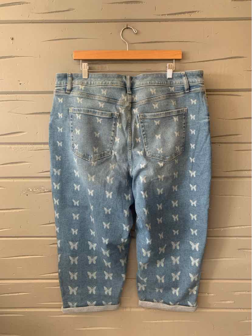 Light blue denim jeans with white butterfly print, cropped length and classic five-pocket style.
