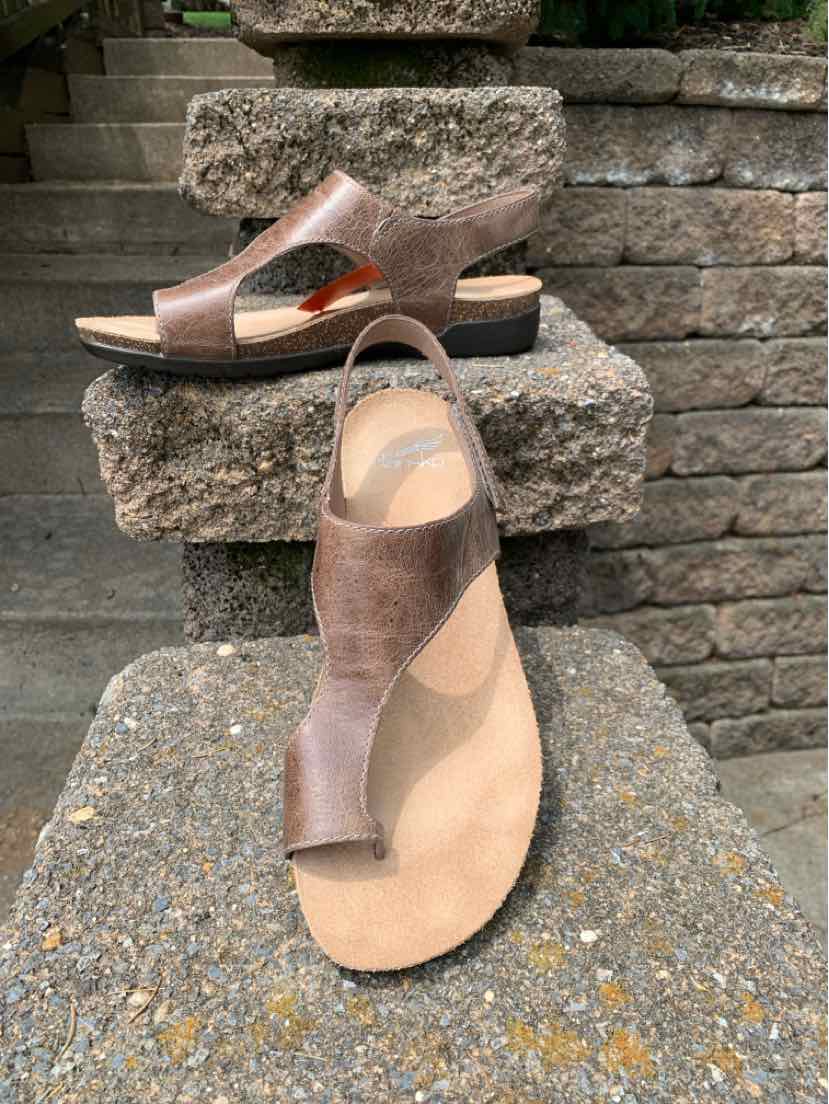 Tan leather sandal with open toe, adjustable ankle strap, and flat sole, size 39.