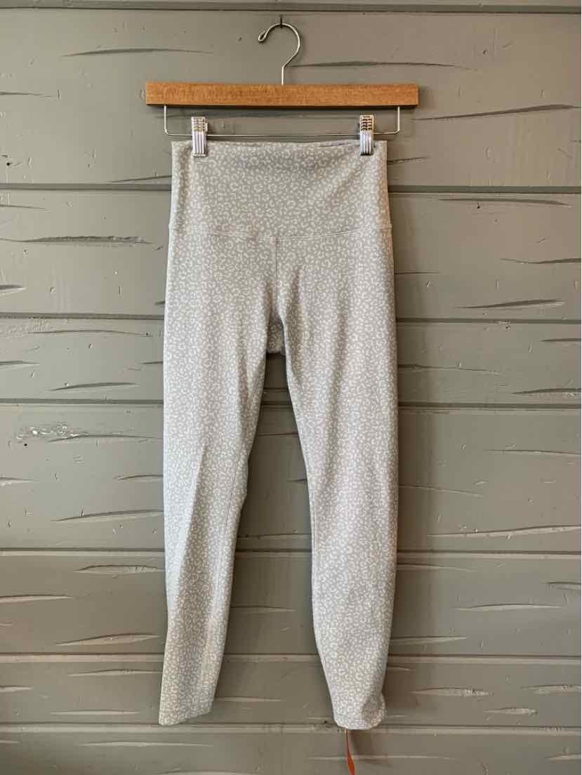 Light gray high-waist leggings with subtle cheetah print and slim fit, size 8.