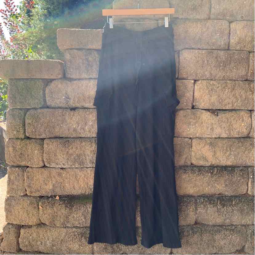 Black two-piece set featuring a sleeveless cropped top and wide-leg pants in lightweight fabric.
