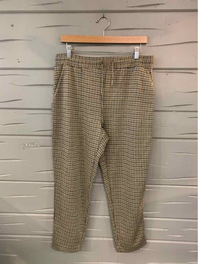 Brown and beige houndstooth patterned cropped pants with elastic waistband and petite fit.