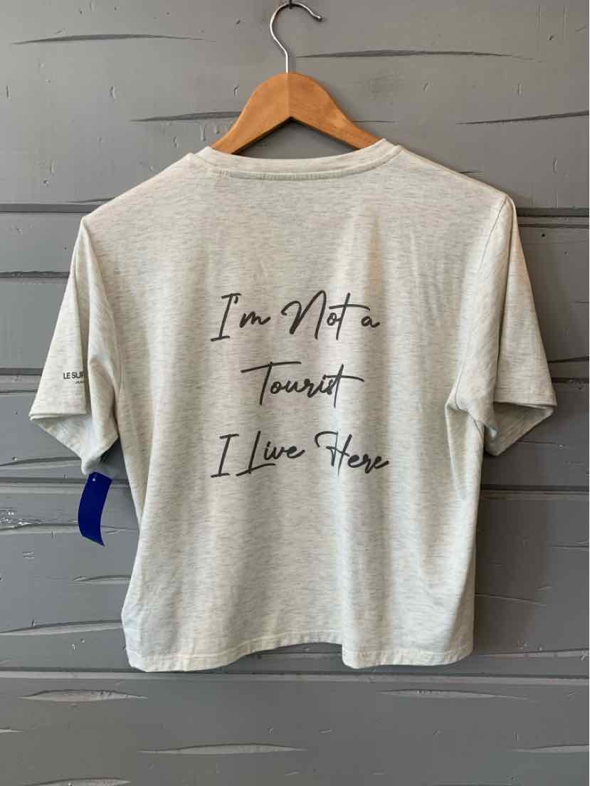 Light gray short-sleeve T-shirt with black script reading “I’m Not a Thief, I Love Steps.”.
