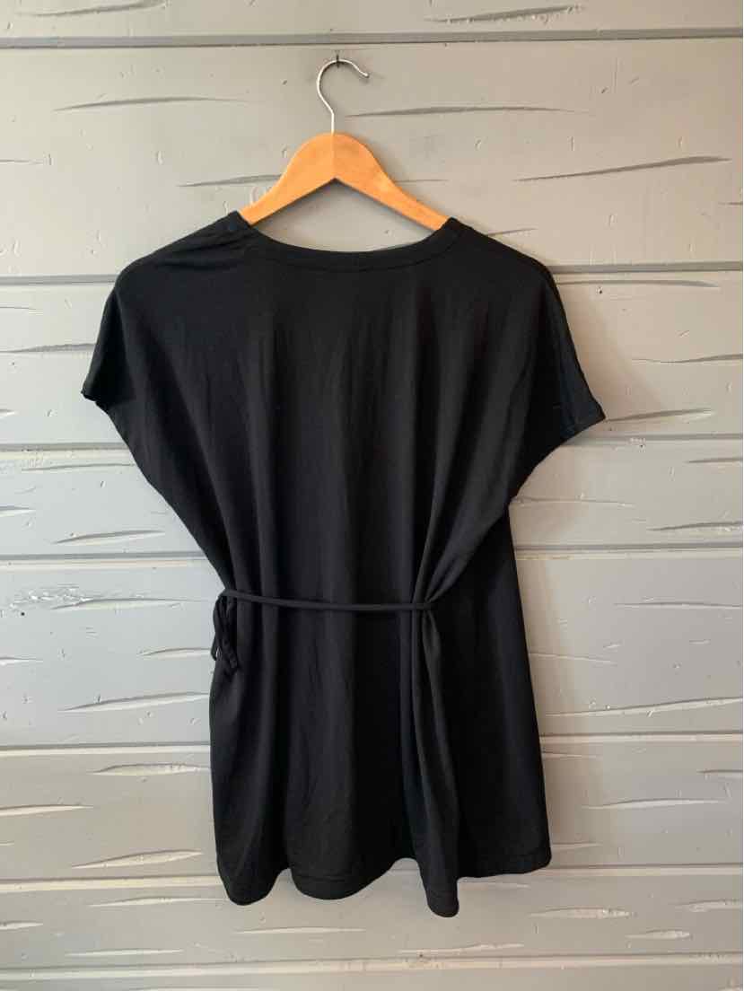 Black short-sleeve tunic dress with round neckline and adjustable waist tie, made of lightweight fabric.