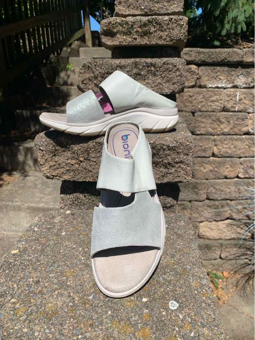 Light gray open-toe sandal with wide strap and cushioned sole, size 8.5.