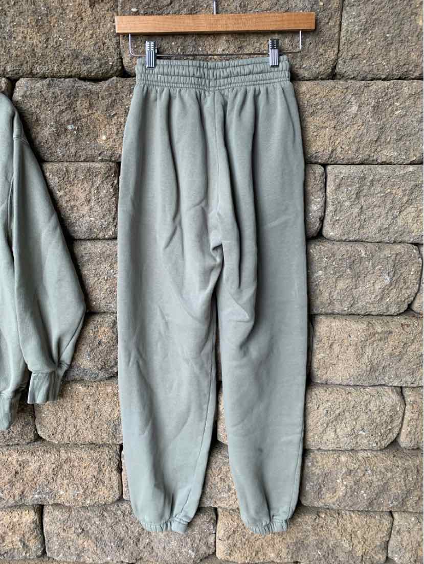 Light gray Nike sweatpants with elastic waistband and cuffs, relaxed fit, soft cotton material.