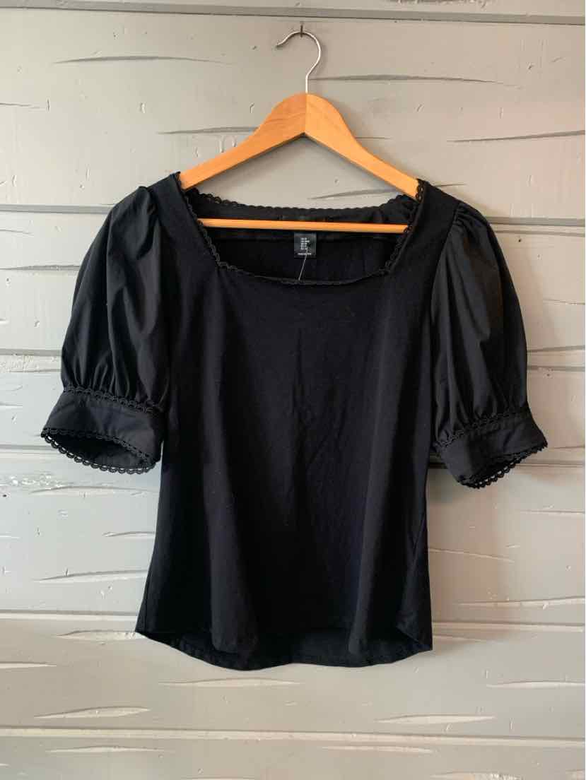 Black short-sleeve blouse with puffed sleeves and square neckline, medium size.