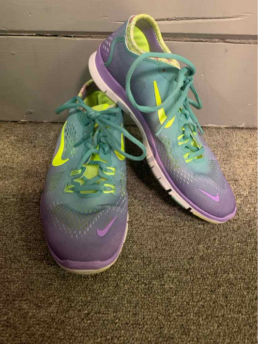 W NIKE PL Size 8 SHOE