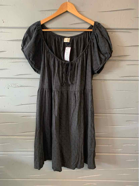 Dark gray short-sleeve dress with square neckline and gathered puff sleeves in size XXL.