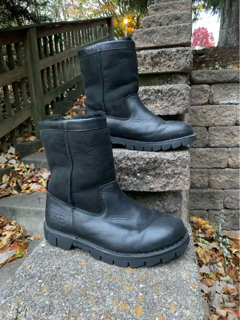 W UGG BK Size 7 BOOT