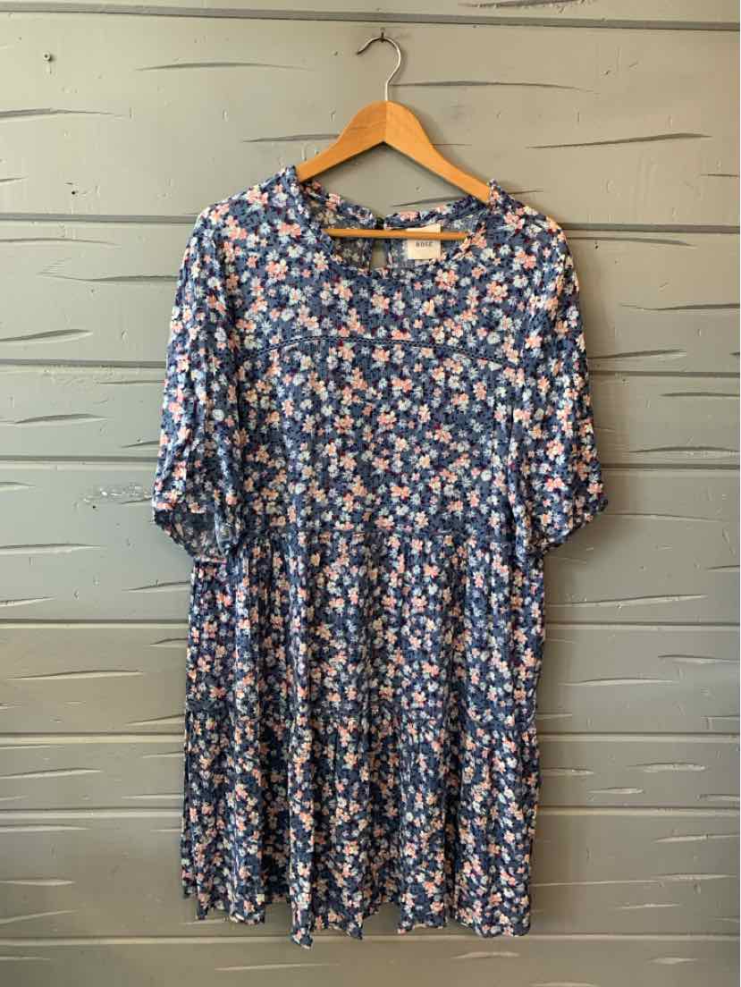 Blue floral knee-length dress with short sleeves and a gathered waist in size XL.