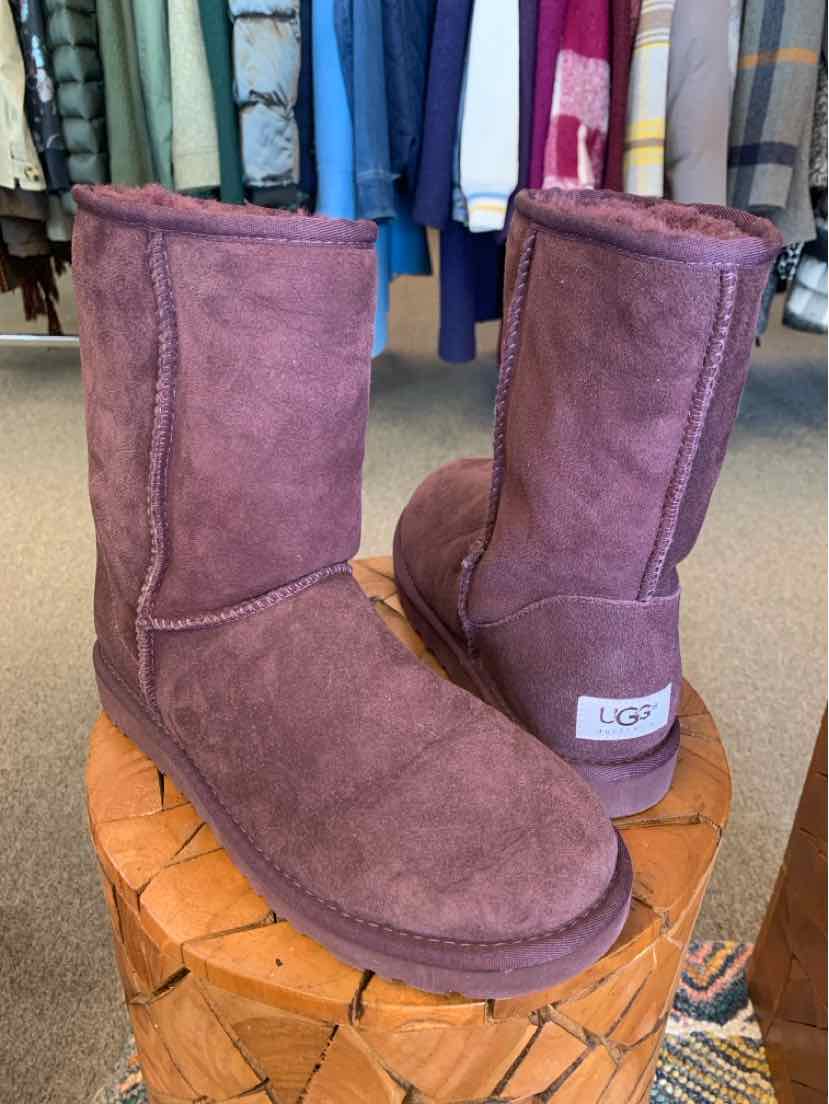 W UGG PL Size 8 BOOT