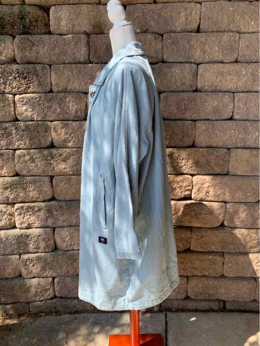 Light blue Vans oversized long-sleeve shirt in XL with buttoned cuffs and small logo tag near hem.