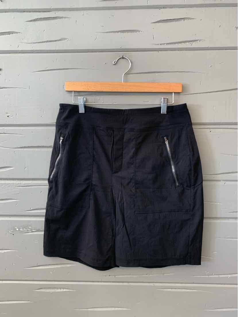 Black knee-length athletic shorts with front zipper pockets and a fitted waistband.