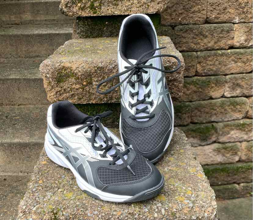 Black and gray ASICS sneaker with mesh upper, white midsole, and black laces, size 8.