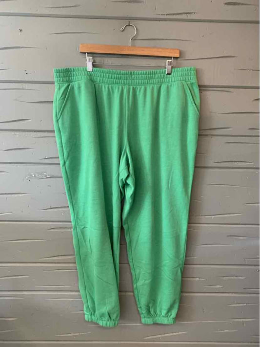 Green casual jogger pants with elastic waistband and cuffs, relaxed fit, pocket details.