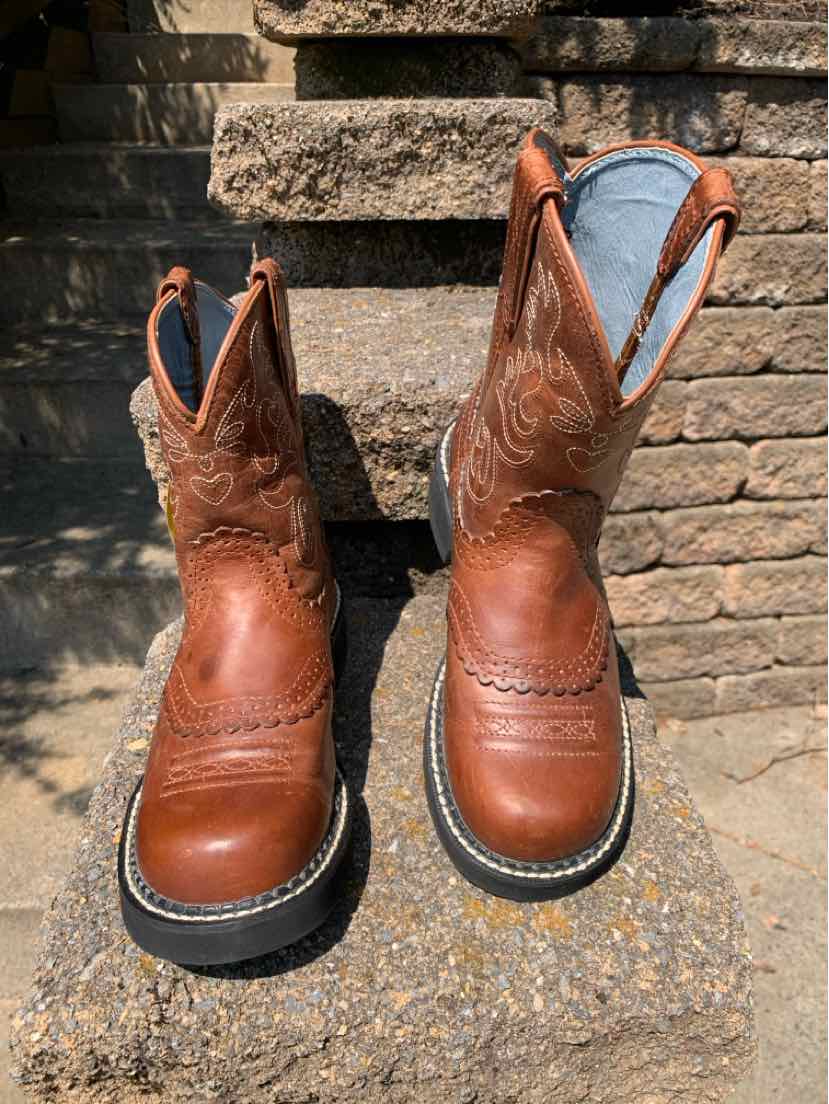 Brown leather western cowboy boots with detailed stitching, pull tabs, and a rounded toe, size 7.5.