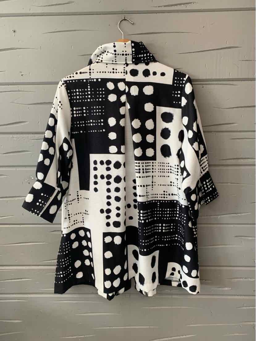 Black and white patterned long-sleeve coat with abstract geometric and polka dot design in XL size.