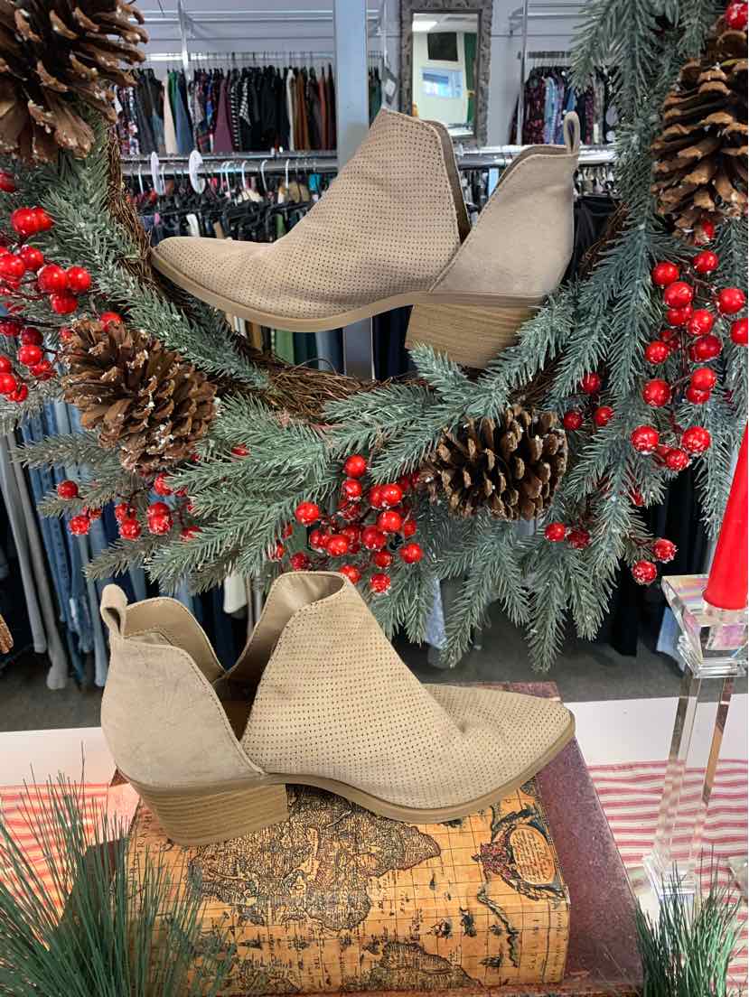 W UNIVERSAL THREAD TAN Size 7.5 BOOT