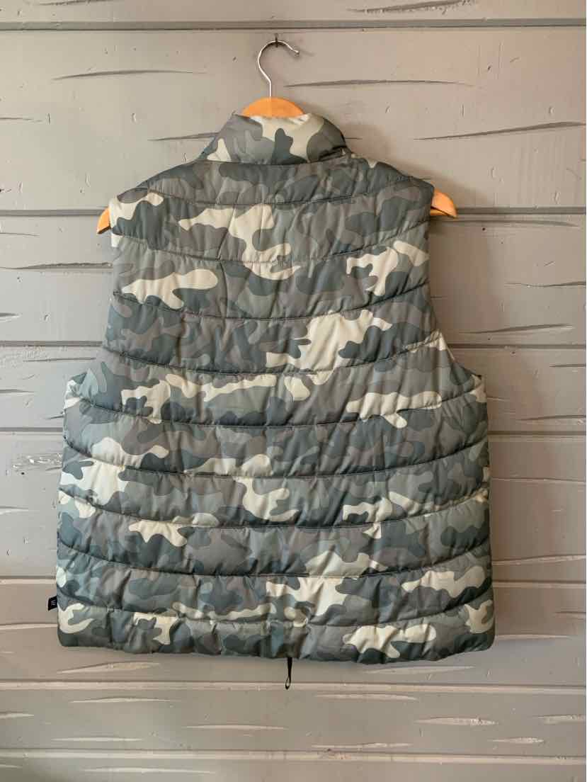 Sleeveless quilted puffer vest in gray and white camouflage pattern, size XL.