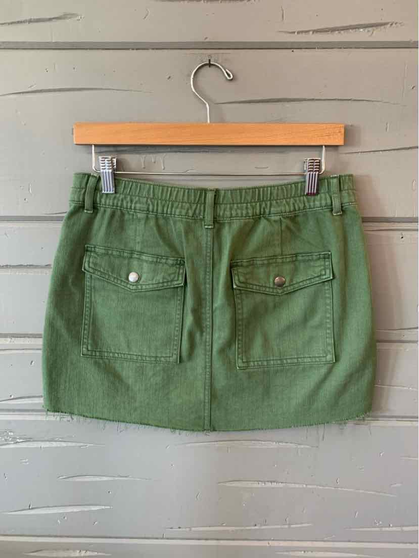 Green cotton mini skirt with two back pockets and button closures, elastic waistband.