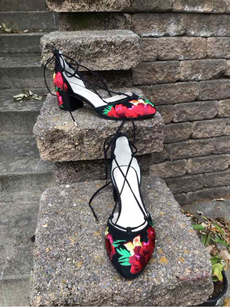 W KENNETH COLE BK Size 9 SHOE