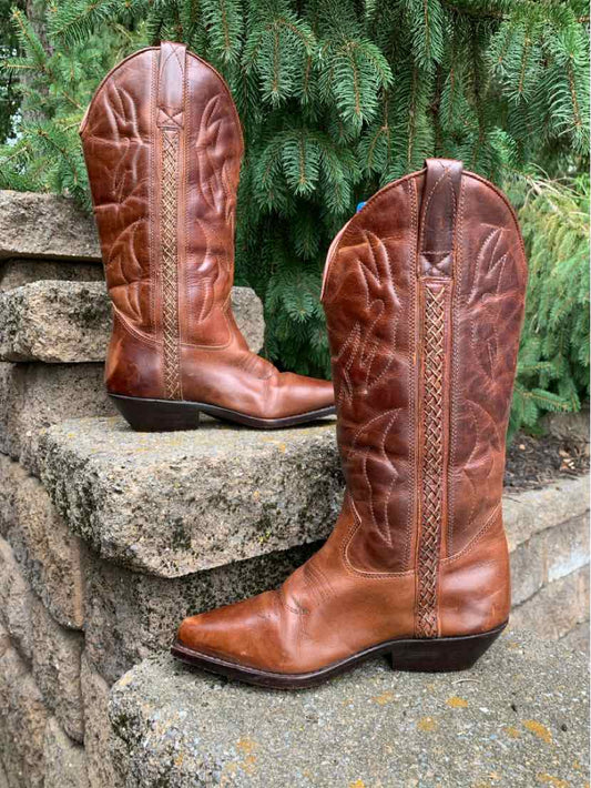 Pair of brown leather Western boots with decorative stitching and pointed toes, size 6.