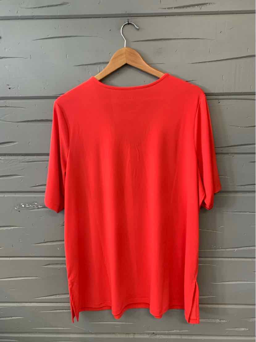 Red short-sleeve knit top with a crew neckline and side slits, size 1X.