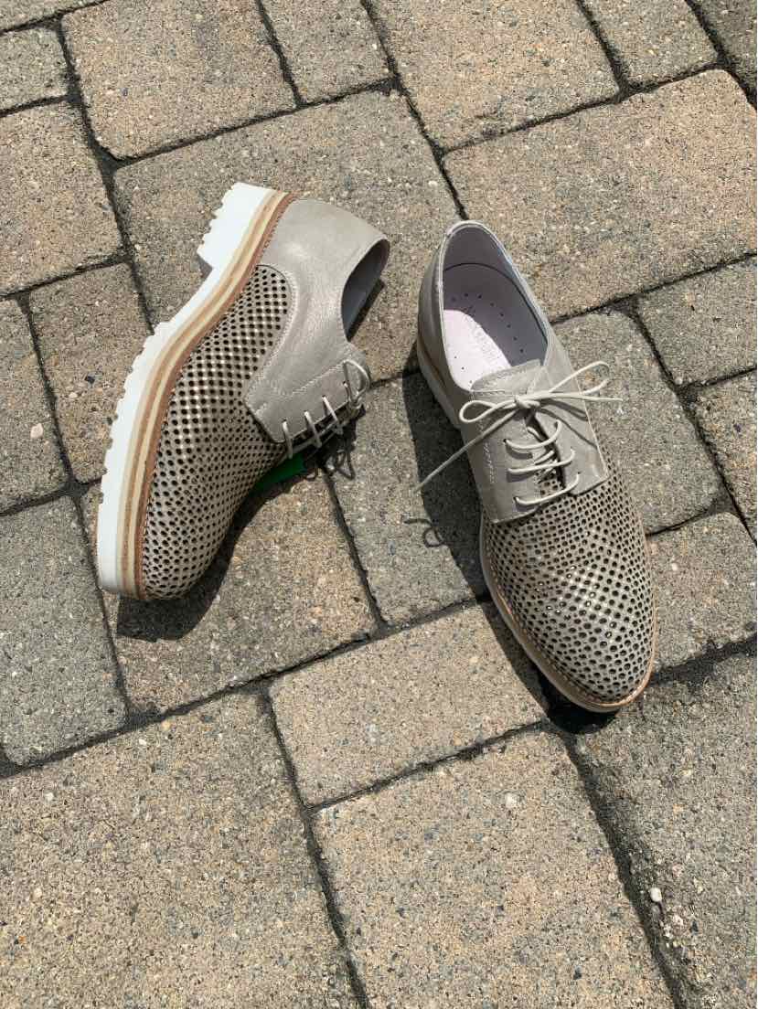 Metallic silver lace-up shoes with perforated leather upper and white ridged sole, size 40.
