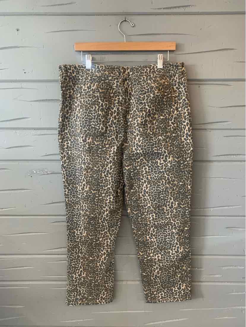 High-waist leopard print jeans in brown and black with a straight-leg cut and button closure.