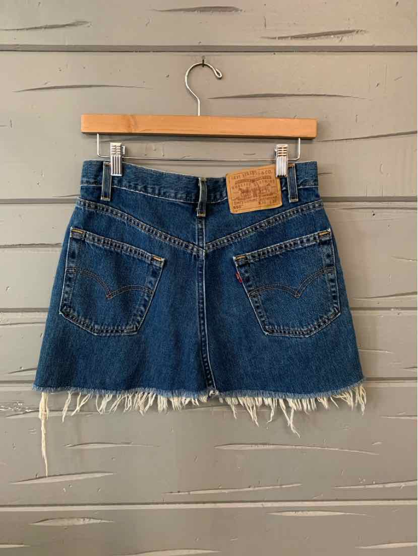 Blue denim Levi's skirt with frayed hem and back patch label, size M/L.