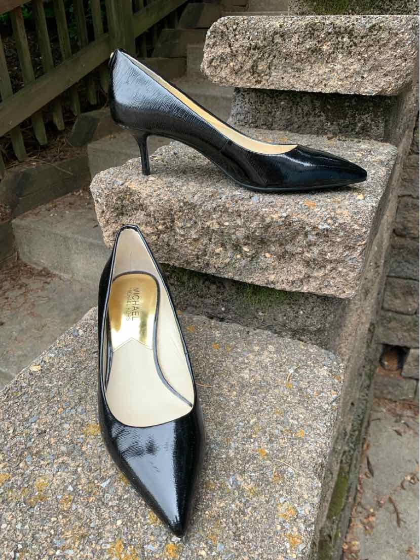 Black patent leather pointed-toe high heel shoe with slim stiletto heel size 7.5.